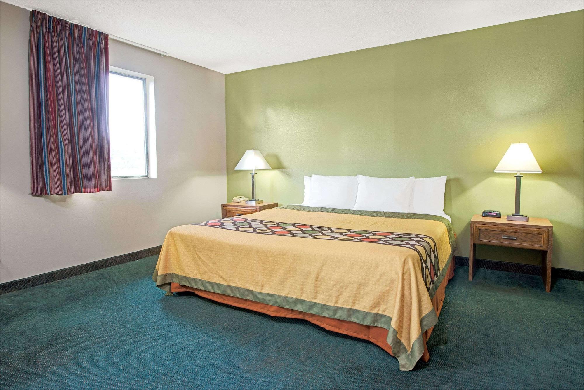 Super 8 by Wyndham Eureka/Six Flags Nearby Hotell Exteriör bild