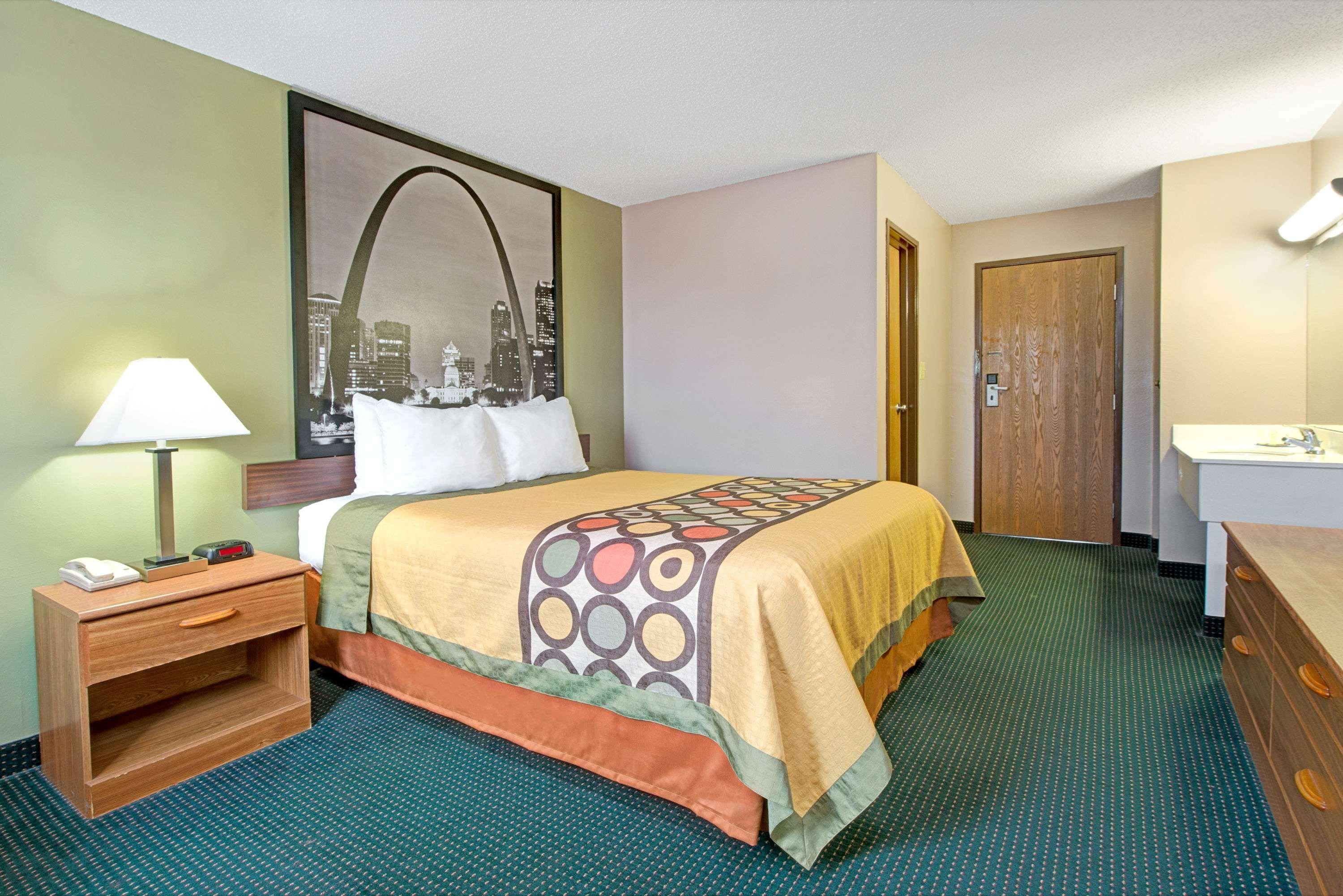 Super 8 by Wyndham Eureka/Six Flags Nearby Hotell Exteriör bild