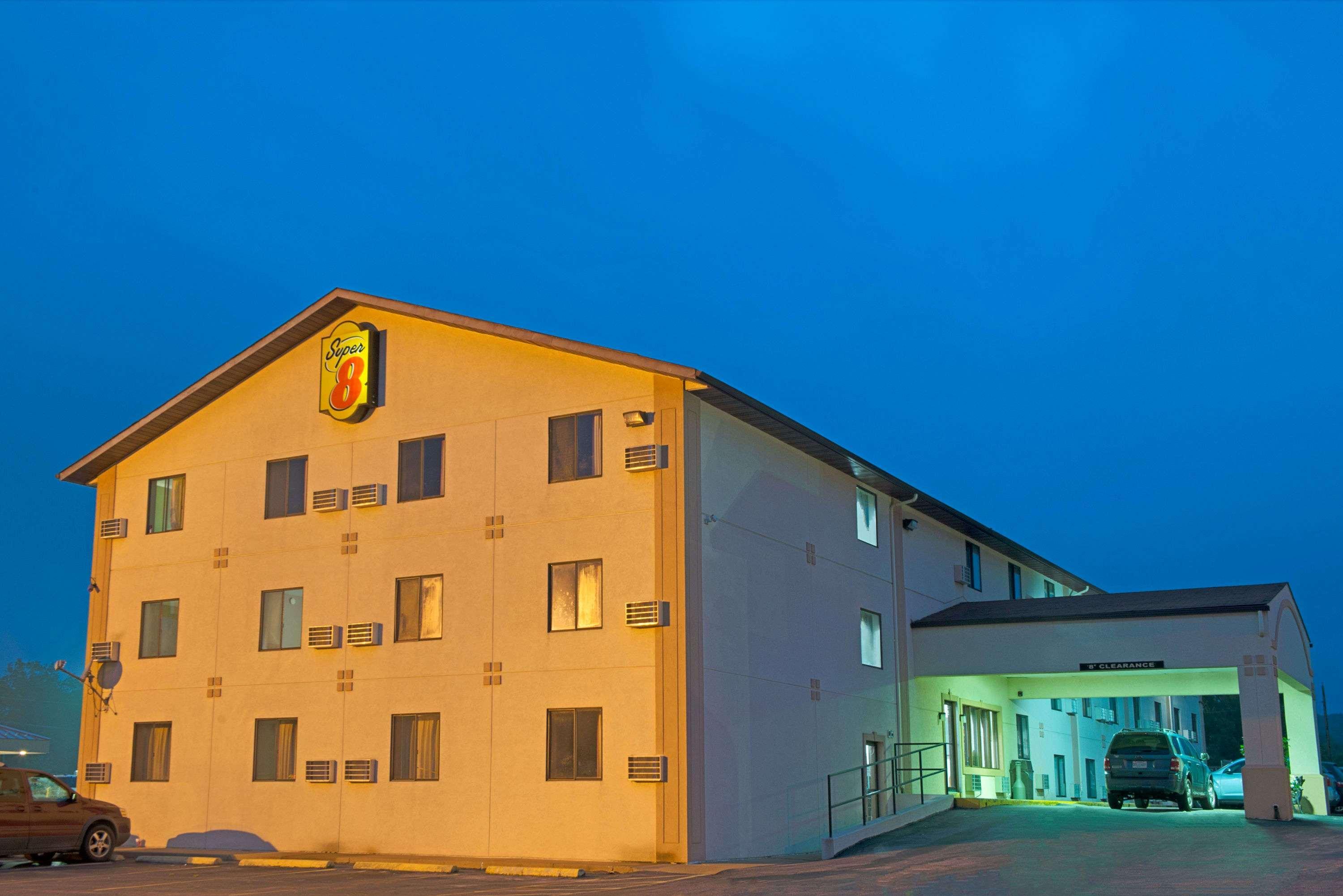 Super 8 by Wyndham Eureka/Six Flags Nearby Hotell Exteriör bild