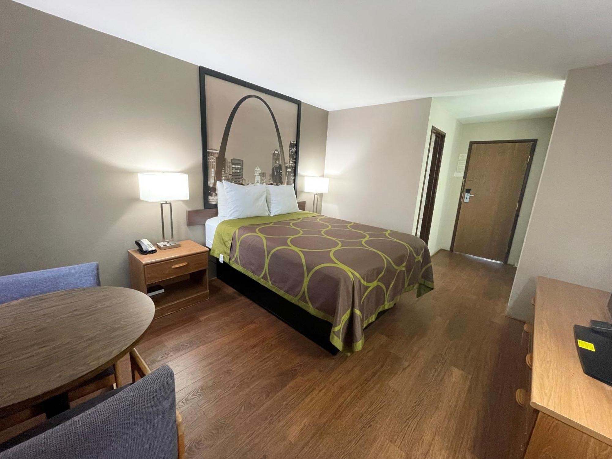 Super 8 by Wyndham Eureka/Six Flags Nearby Hotell Exteriör bild
