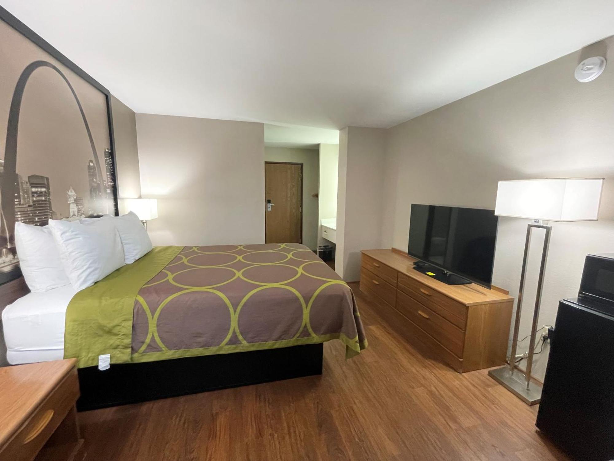 Super 8 by Wyndham Eureka/Six Flags Nearby Hotell Exteriör bild