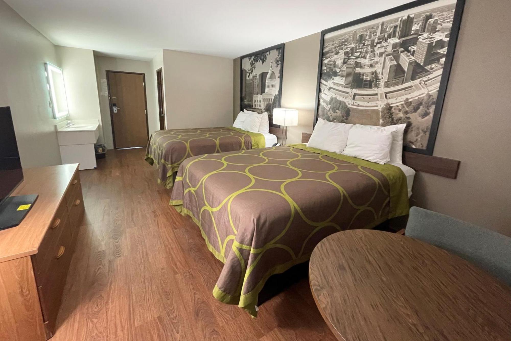 Super 8 by Wyndham Eureka/Six Flags Nearby Hotell Exteriör bild