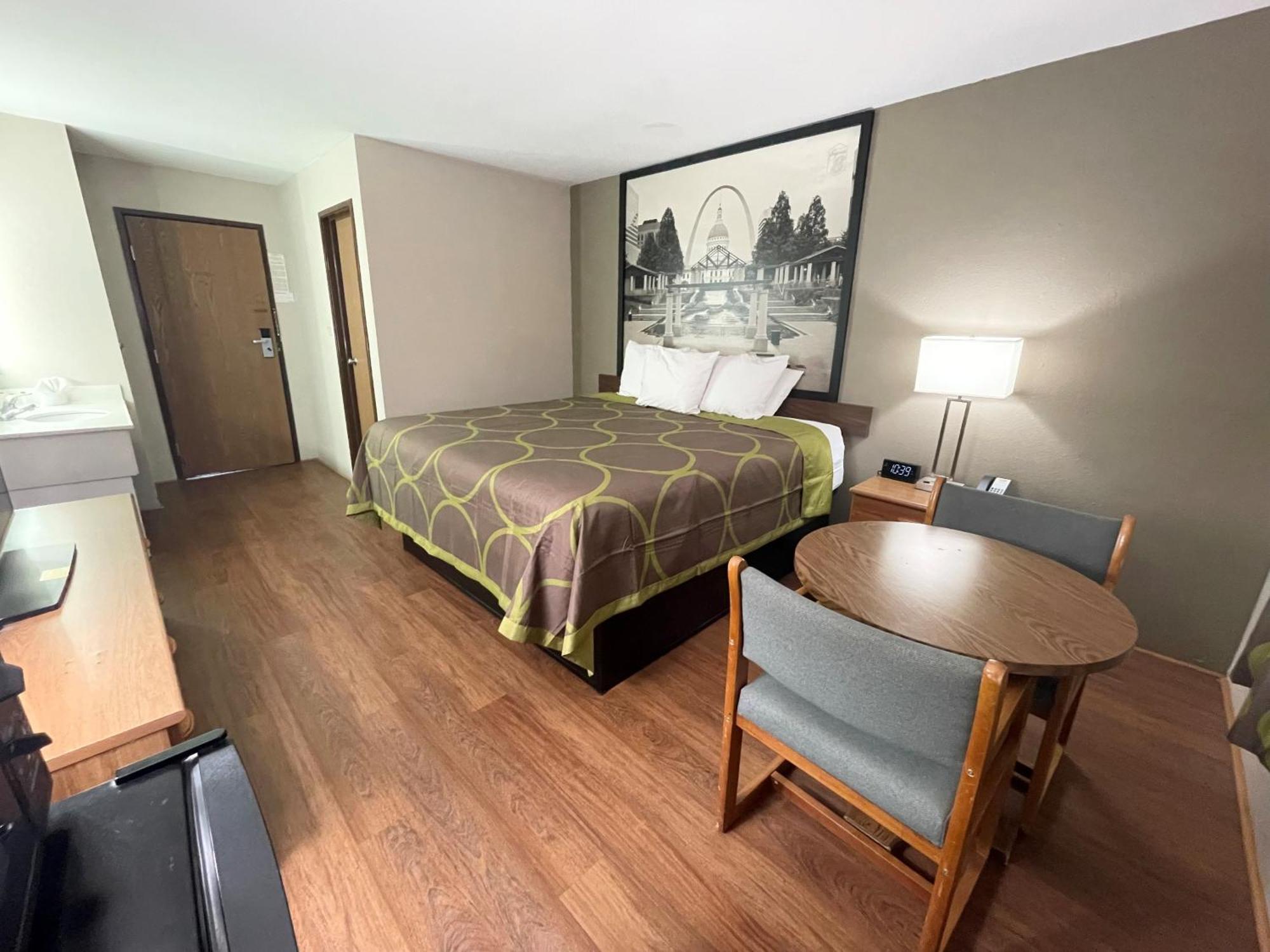 Super 8 by Wyndham Eureka/Six Flags Nearby Hotell Exteriör bild