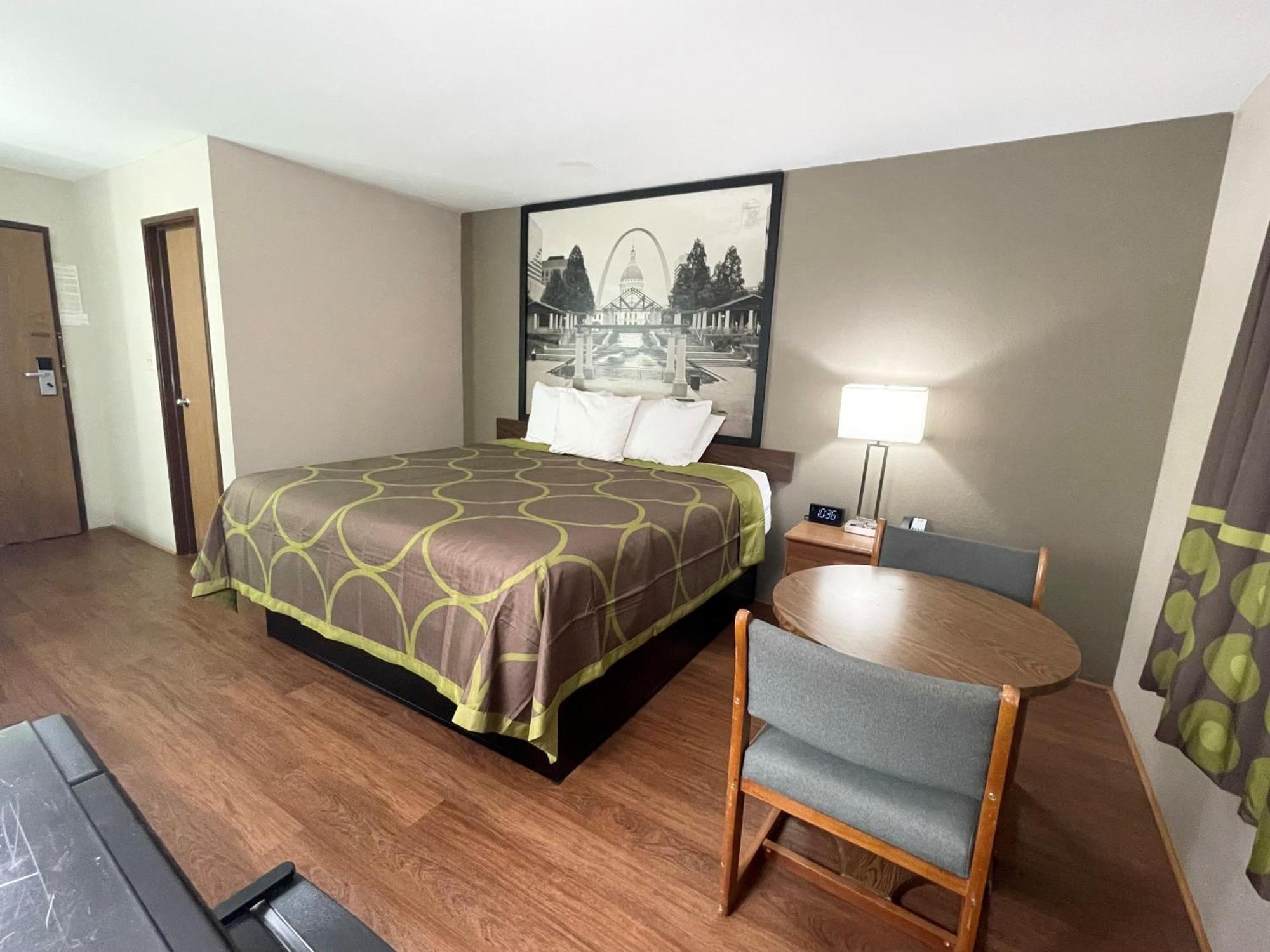 Super 8 by Wyndham Eureka/Six Flags Nearby Hotell Exteriör bild