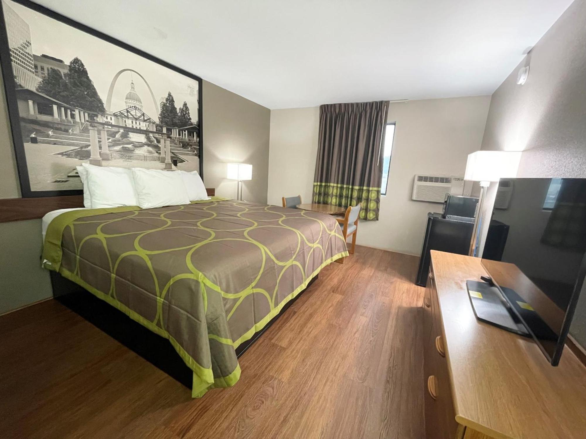 Super 8 by Wyndham Eureka/Six Flags Nearby Hotell Exteriör bild