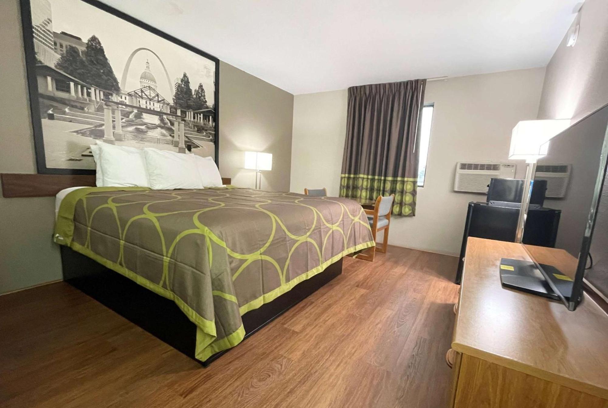Super 8 by Wyndham Eureka/Six Flags Nearby Hotell Exteriör bild