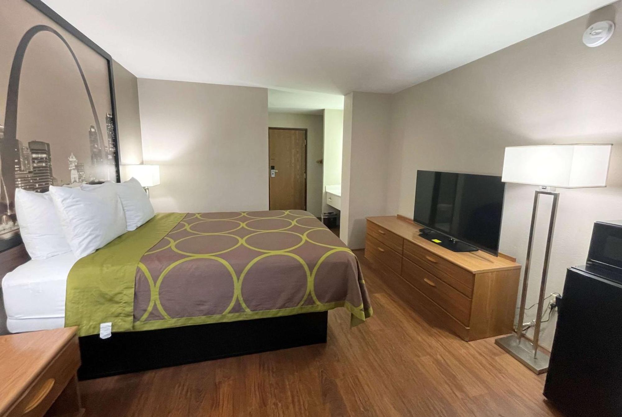 Super 8 by Wyndham Eureka/Six Flags Nearby Hotell Exteriör bild