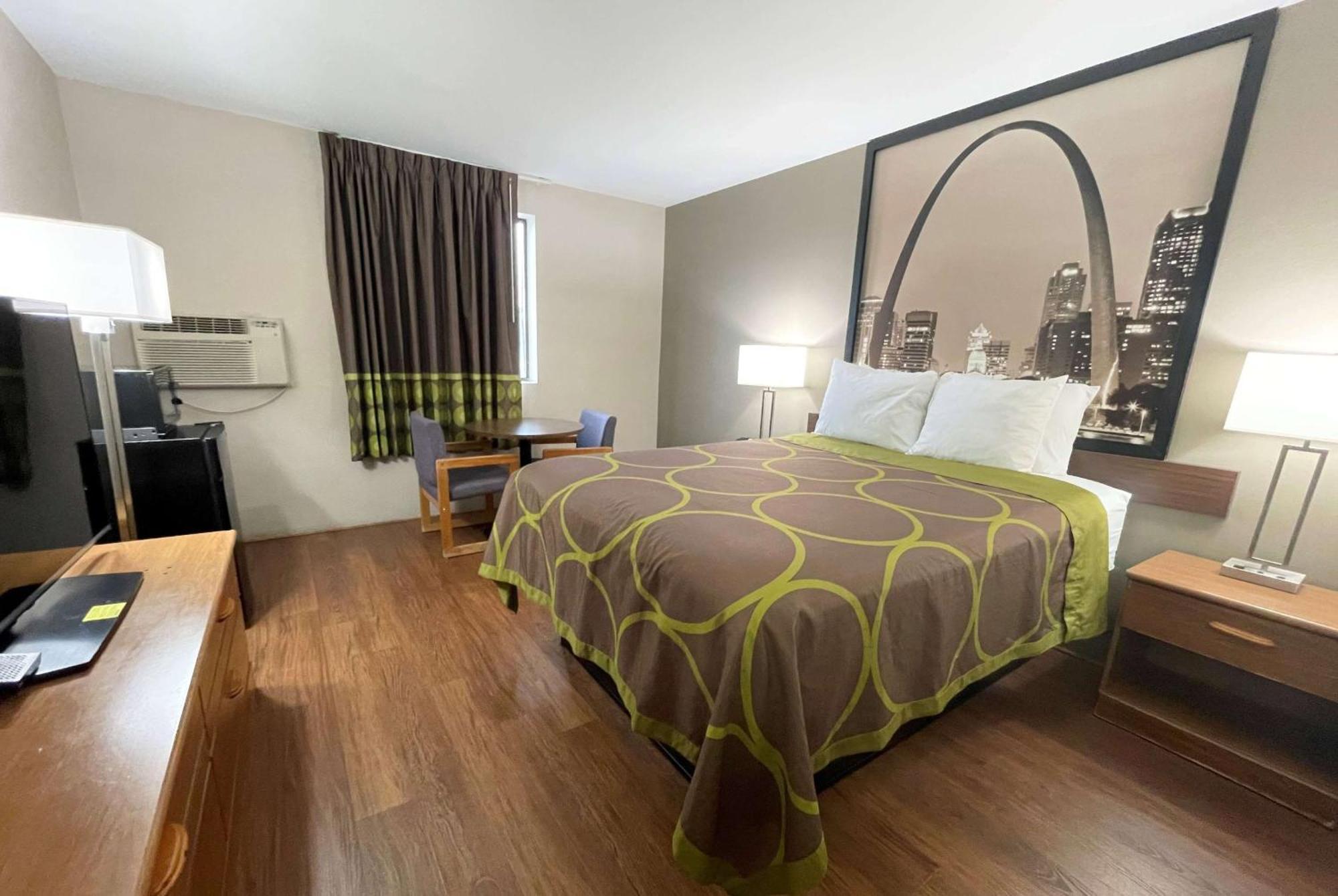 Super 8 by Wyndham Eureka/Six Flags Nearby Hotell Exteriör bild
