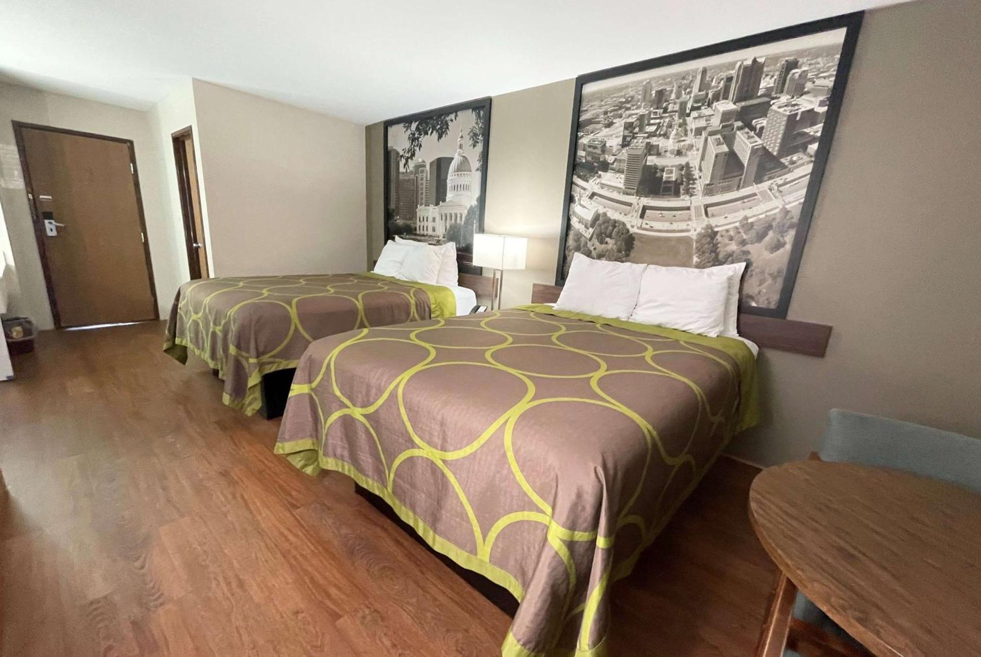 Super 8 by Wyndham Eureka/Six Flags Nearby Hotell Exteriör bild