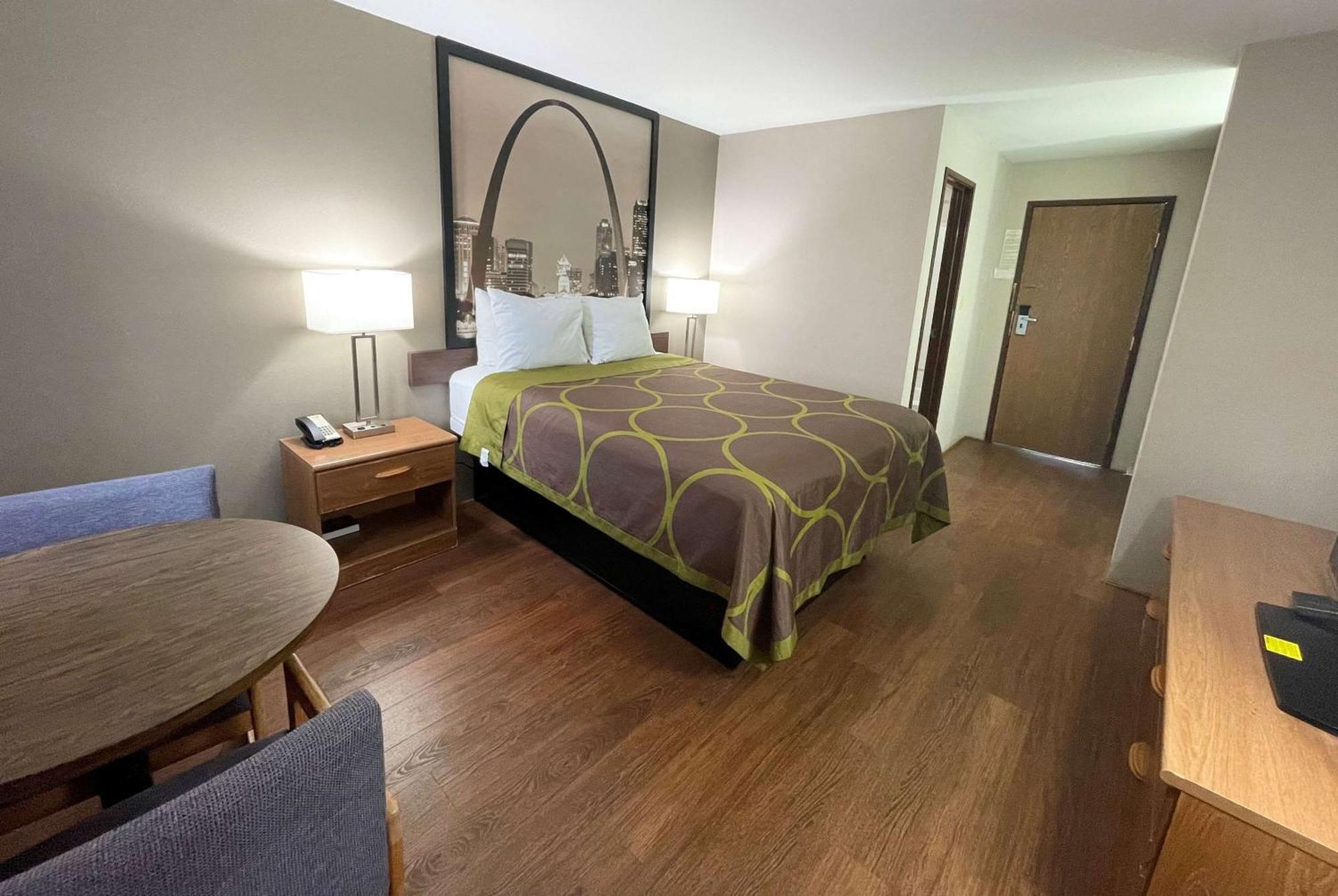 Super 8 by Wyndham Eureka/Six Flags Nearby Hotell Exteriör bild